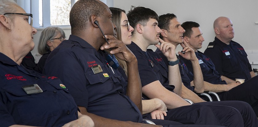 diffoddwyr tân yn ymarfer